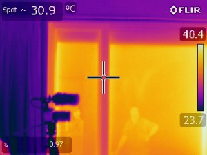 Thermal imaging camera showing temperature transfer outside to inside through thermally broken U-MAX™ sliding door.